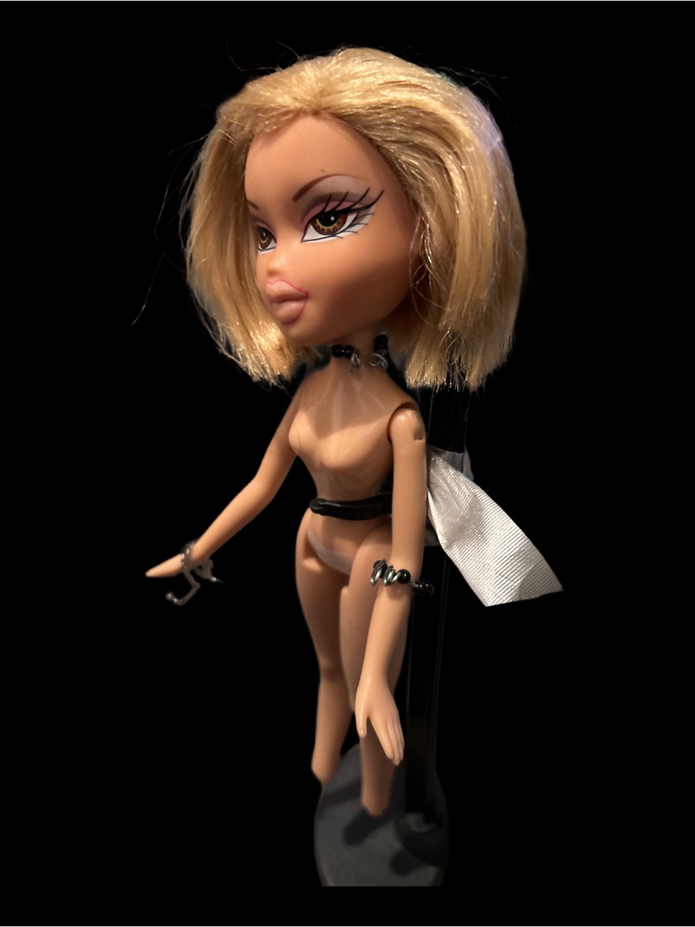 2001 Bratz Original Chloe Blonde Fashion Doll with Pink Makeup - Picture 2 of 13
